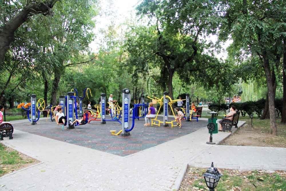 Central Park Букурещ Екстериор снимка